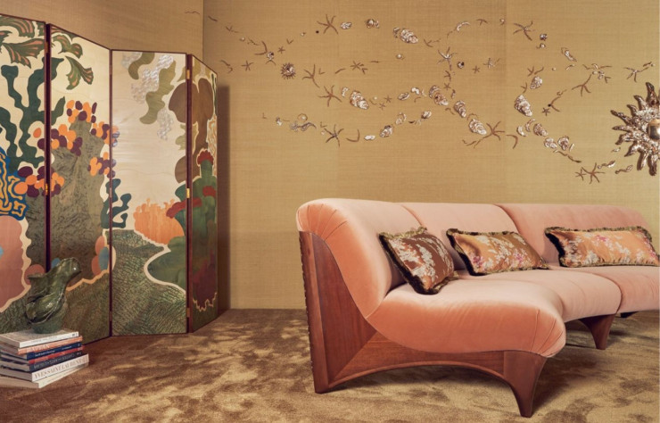 Le canapé Constellation du studio Friedmann et Versace, à l’arrière des pieds sculpté.