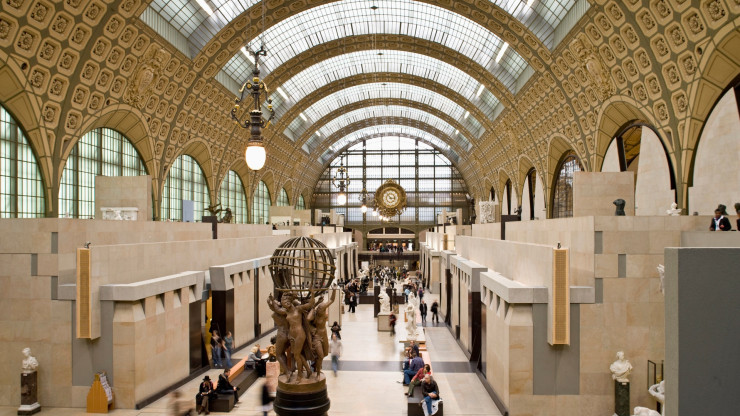 En collaboration avec Gae Aulenti, Rota a su exploiter les caractéristiques originales de la gare d’Orsay pour créer un espace muséal unique,