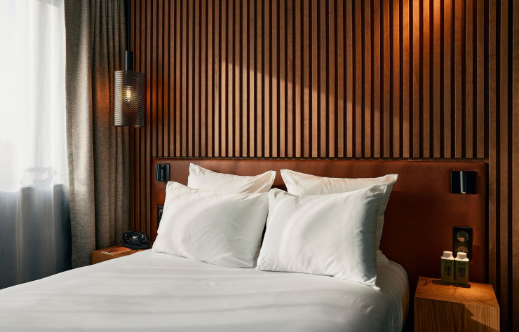 À l’intérieur de l’hôtel, les 105 chambres (allant d’une personne à une famille de quatre) déclinent un univers minimaliste pensé par la designeuse d’intérieur Stéphanie Cayet.