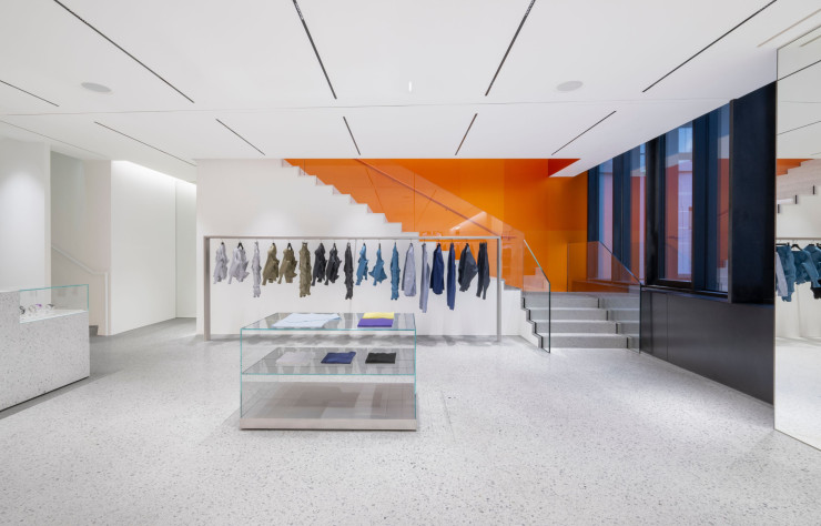 L’espace de vente a été conçu par Tokujin Yoshioka. Ses murs en aluminium se parent d’une énergique couleur orange, symbole du Soleil.