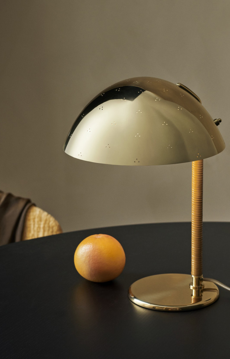La lampe de table 9209, dessinée en 1940 par Paavo Tynell, est aujourd’hui réeditée par Gubi et vendue au prix de 799 €.