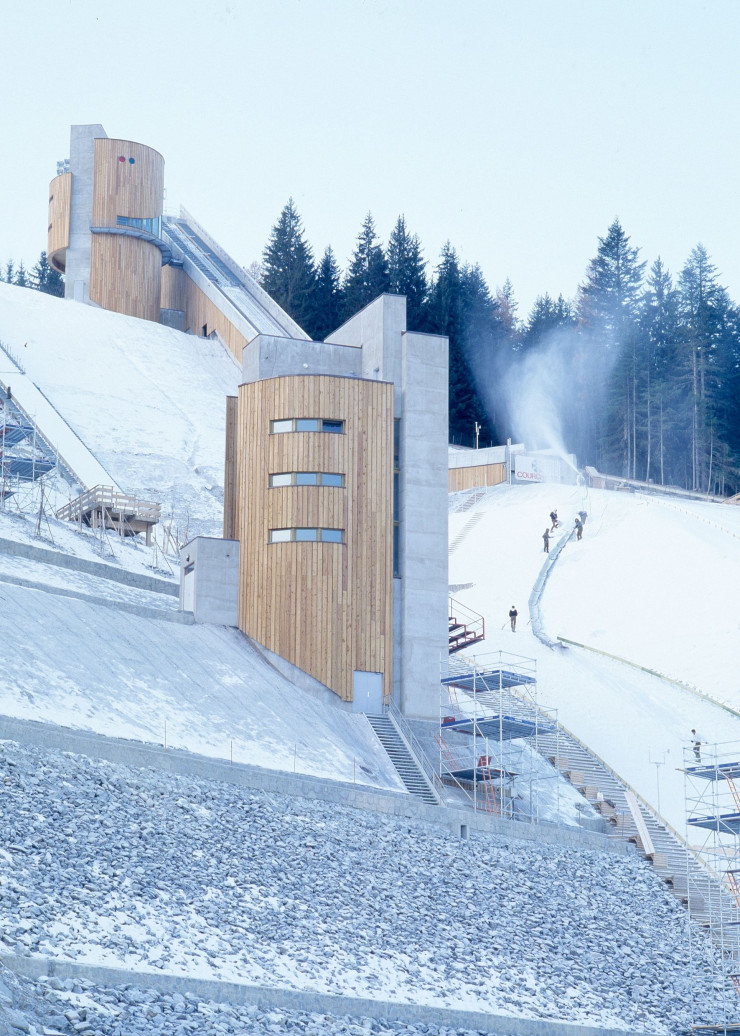 Tremplin de saut à ski pour les JO de 1992 à Courchevel (1988-1991), depuis la piste en contrebas.