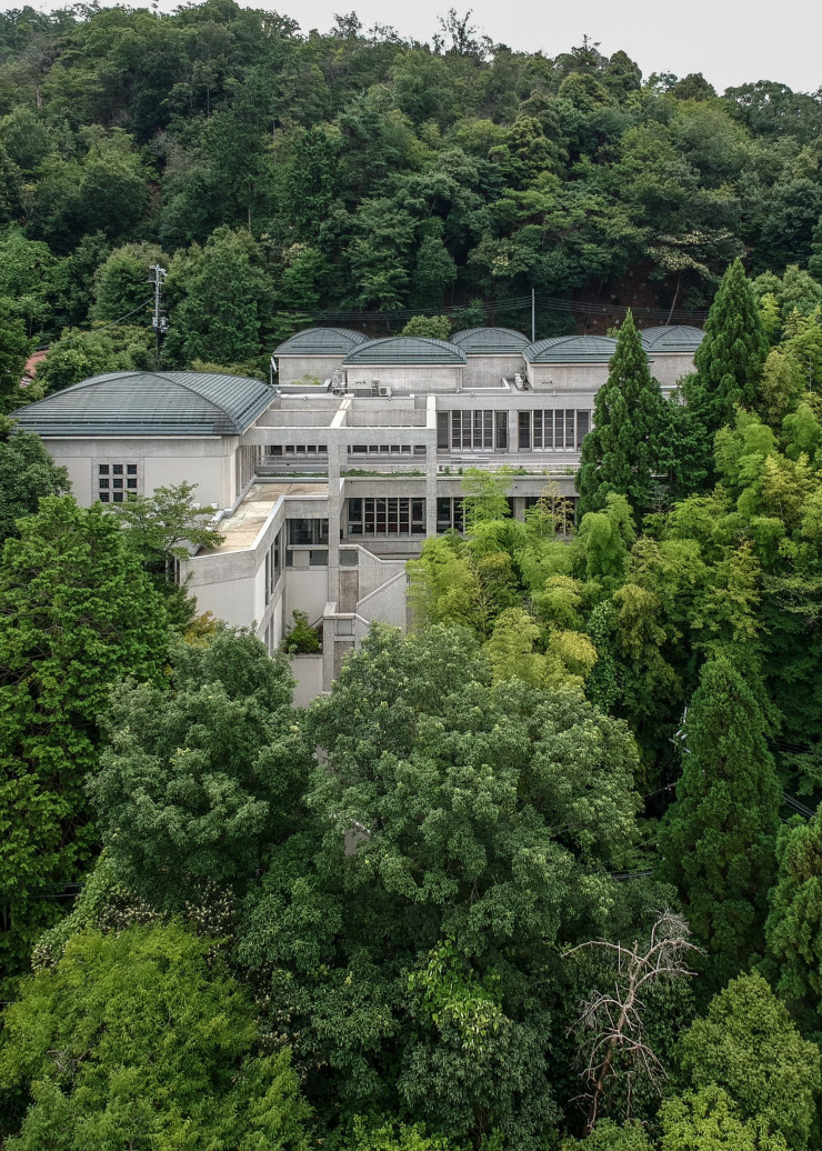 Le bâtiment a été dessiné en 1986 par l’architecte kyotoïte Kato Kunio. Le site à flanc de montagne, dans les hauteurs de Kyoto, était originellement (1926-1927) celui de l’Institut francojaponais du Kansai avant que celui-ci ne soit relocalisé dix ans plus tard, en pleine ville, à proximité des universités.