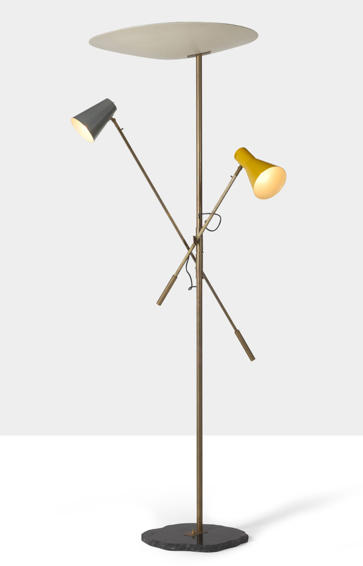 Lampadaire mod. 1050/2, circa 1951, Gino SARFATTI (1912-1985). Base en marbre noir, fût ajustable en laiton, diffuseur en métal laqué gris, jaune et blanc. Édition Arteluce. Estimation: 30 000 – 40 000 €