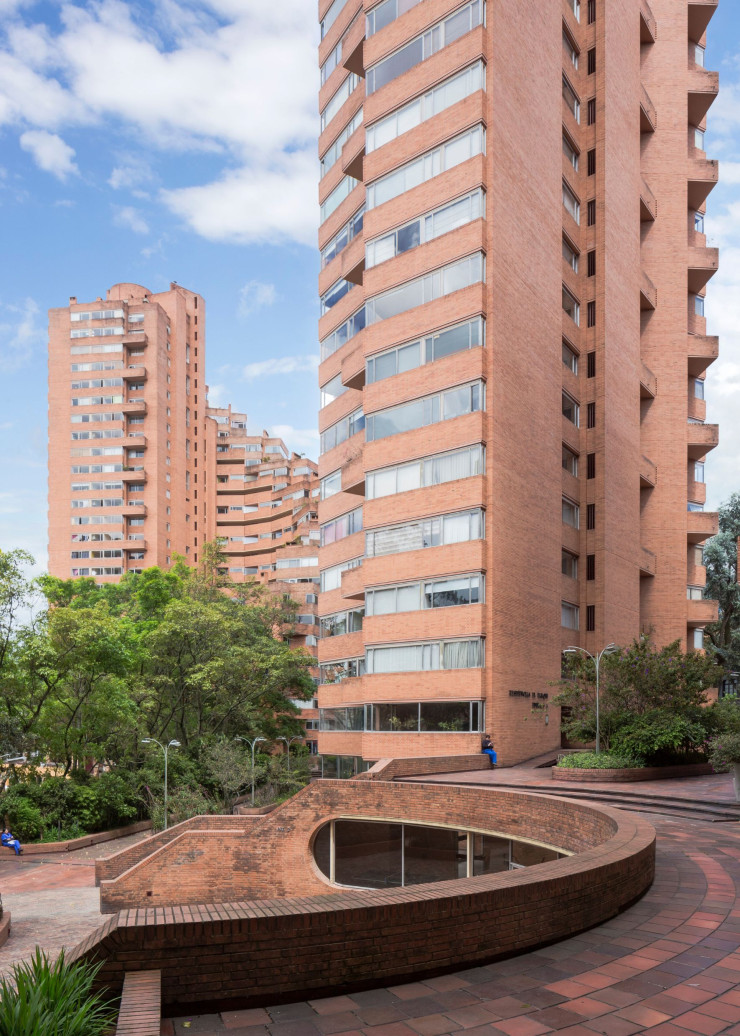 Dans le quartier de La Macarena, les Torres del Parque (1965-1970), de l’architecte Rogelio Salmona, sont aujourd’hui considérées comme des icônes de l’architecture contemporaine à Bogota.