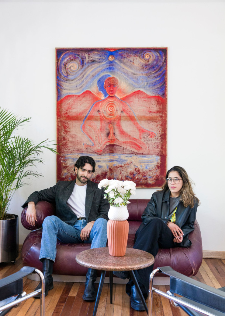 Luis Rey et Manuela Ruiz (assis devant une oeuvre de l’artiste colombien Daniel Correa Mejía) animent l’antenne bogotanaise de la galerie Mor Charpentier.