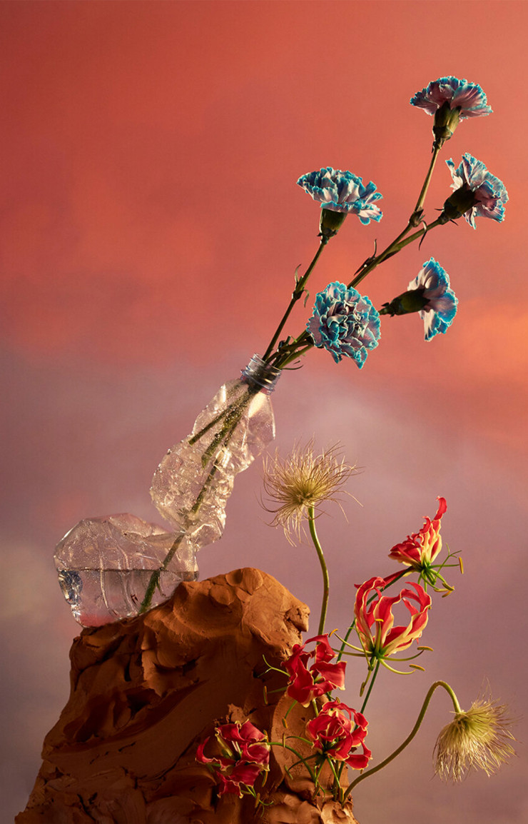 « Ersatz for rakes progress », composition florale signé Cosmos&Plums, en collaboration avec le set designer Luke Price. Direction artistique et photographie : Tanya Houghton.