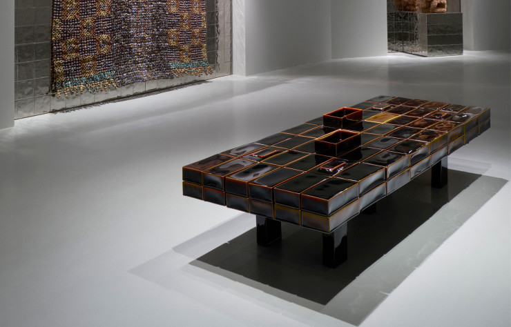 « Coffee table “Comme un Lego” », d’Emmanuel Boos, France. Porcelaine, tenmoku noir et bois, 670 x 1 760 x 380 mm. 2023