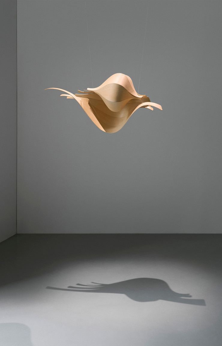 « Holly Shell » de Alison Croney Moses, États-Unis. Placage de bois de houx et colle, 770 x 300 x 370 mm. 2023.