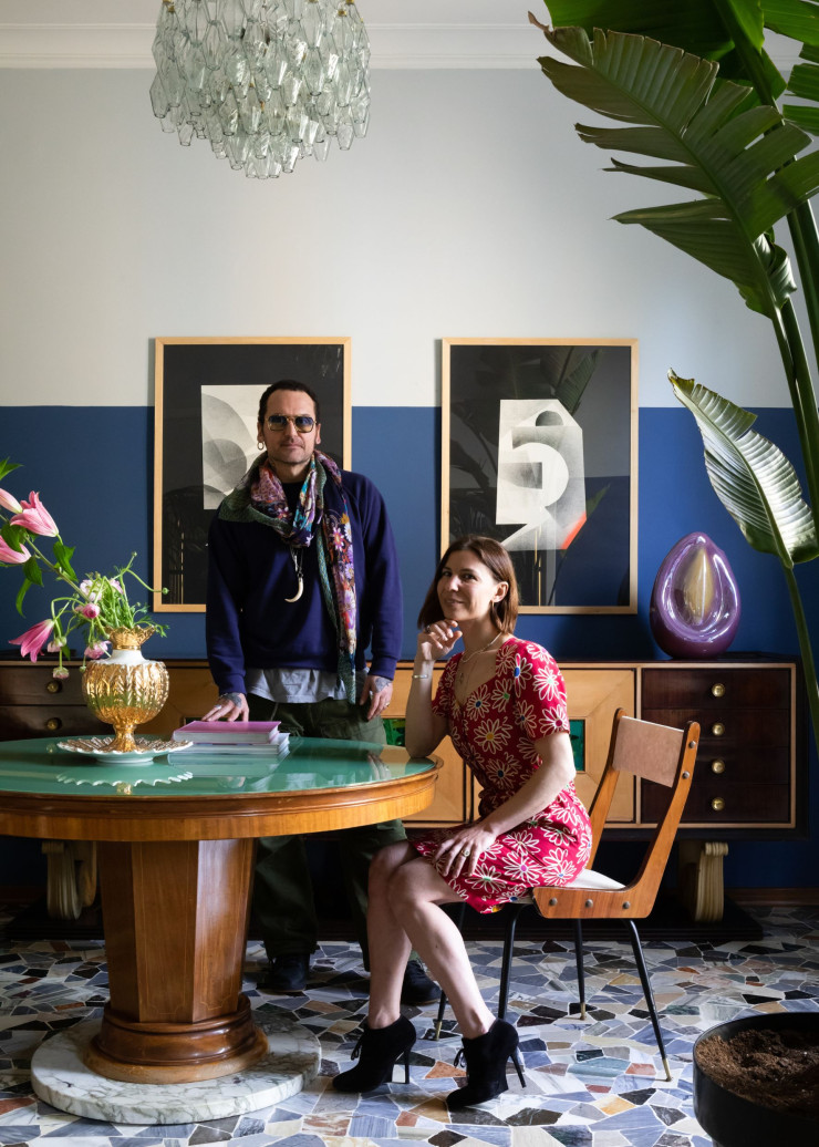 Giorgia Cerulli et Giacomo Guidi dans leur salle à manger, entourés de leurs pièces de design préférées, piochées dans les collections de leur galerie baptisée Contemporary Cluster.