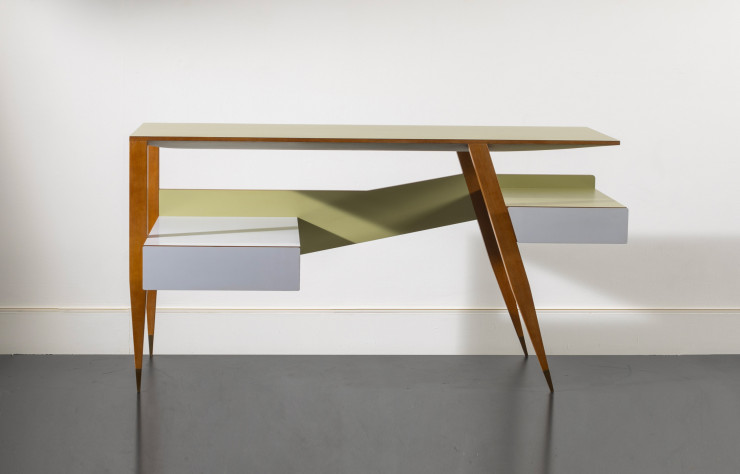 Rare bureau, 1954, Gio PONTI  (1891-1979). Sabots en laiton, piètement et structure en frêne, plateau et caissons des deux tiroirs recouverts de stratifié vert amande et blanc. Édition Cassina. Estimation 40 000 – 60 000 €.