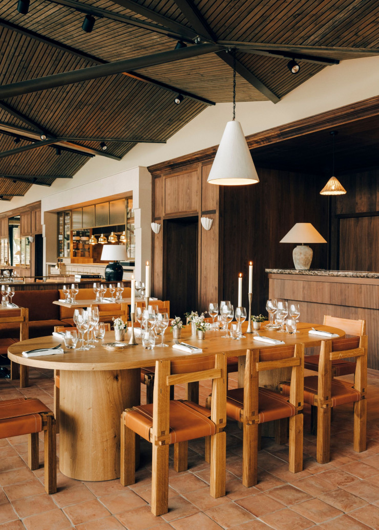Toujours par Studio Perrier, le restaurant Le Perchoir Y attenant au Hangar Y, lieu culturel en bordure de la forêt de Meudon, prend des airs de maison de campagne.
