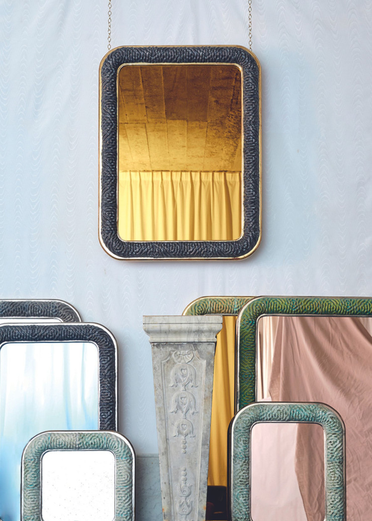 Une série de miroirs Rocaille, d’Hugo Drubay, évoquant la surface de l’eau, d’un tronc d’arbre ou du corail. Le style Rocaille, apparu au XVIIIe siècle, est interprété ici en céramique.