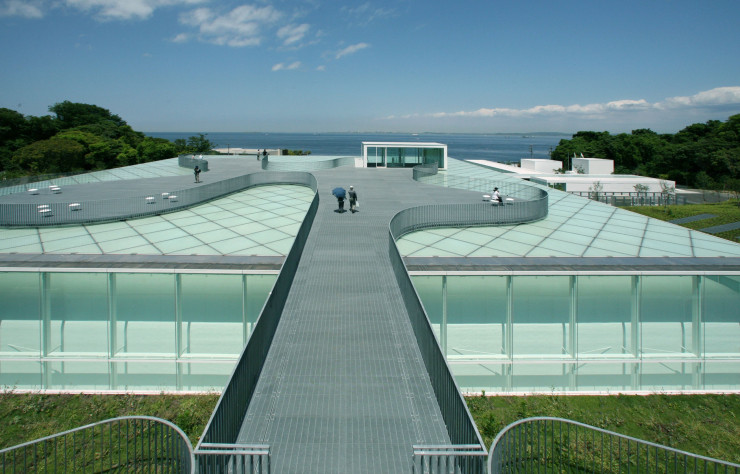 Le Yokosuka Museum of Art, ouvert en 2007, abrite une collection de 5000 oeuvres. Entouré sur trois côtés par un parc face à la baie de Tokyo, il offre une immersion dans la nature. Librairie, boutique, restaurant, l’établissement ménage aussi des espaces d’exposition et de travail pour des ateliers ou des conférences.