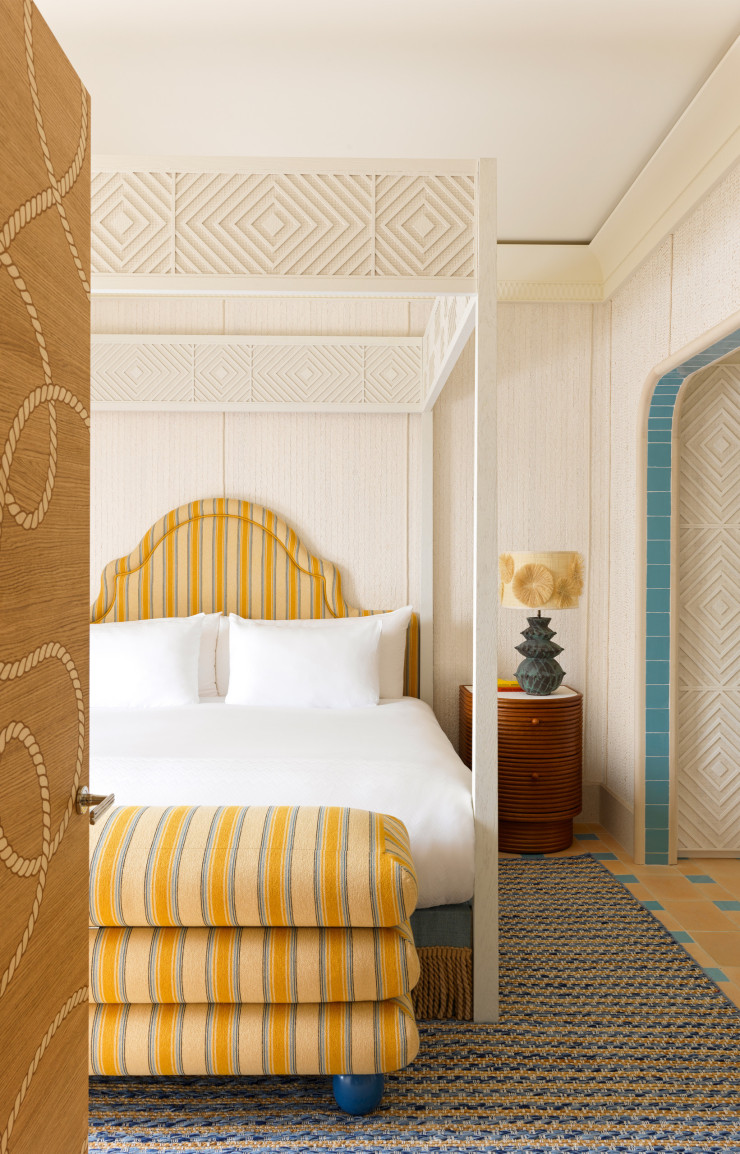 Dans la chambre, jupe de lit avec une passementerie à franges de chez Samuel & Son et lit à baldaquin dessiné par Laura Gonzalez et réalisé par Escabel.