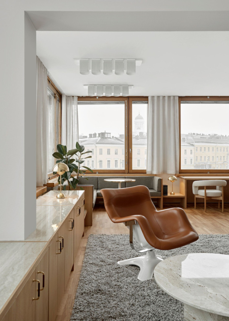 Après des années de recherche, le lancement international de cette future icône du design a eu lieu au Salon du meuble de Cologne, en 1965. L’ottoman Karuselli est, lui, constitué d’un plateau en cuir rembourré reposant sur un socle blanc en fibre de verre.