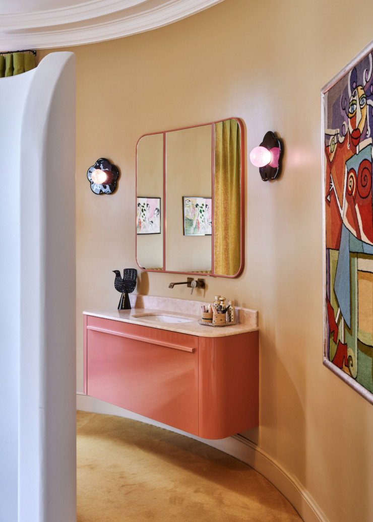 Dans la chambre parentale de cet appartement, un lavabo sur mesure avec plan en marbre rose (Toscane et Tradition) a été installé derrière la cloison alcôve. Appliques d’India Mahdavi.