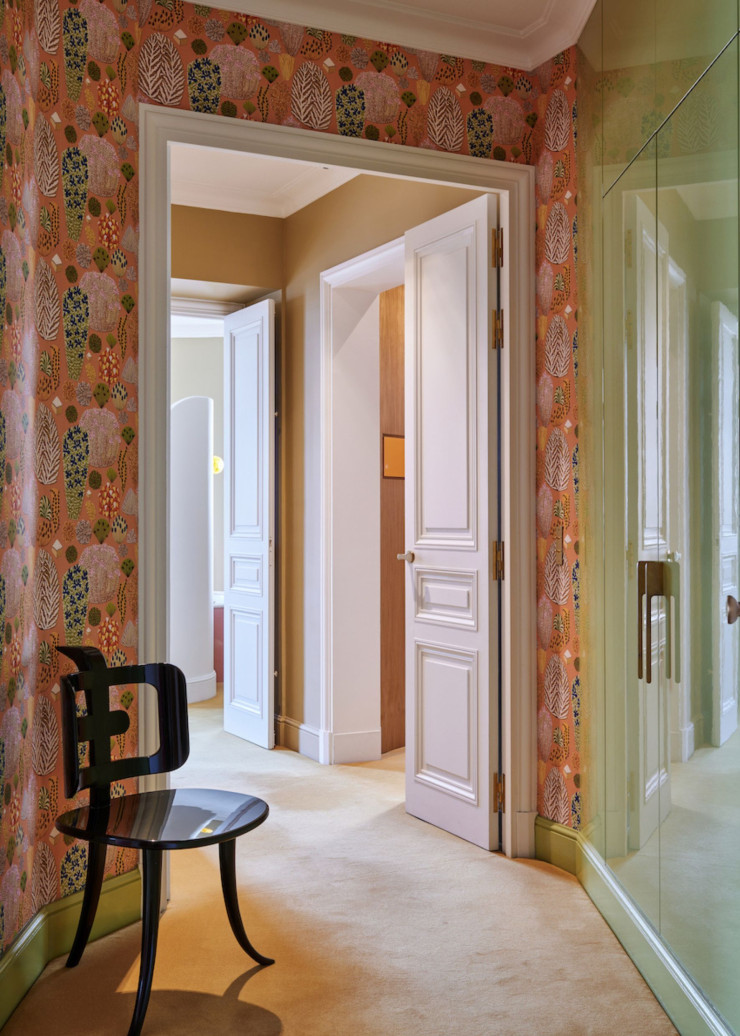 Le couloir de cet appartement est tapissé de papier peint Buissons (Jeanne de Marguerye). Chaise CFOC. Poignées des portes de placard La Quincaillerie.