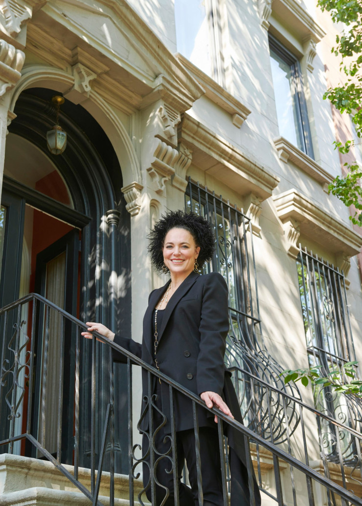 Ippolita Rostagno, directrice de la marque de bijoux qui porte son prénom et cofondatrice d’Artemest, site de commerce en ligne de mobilier italien haut de gamme, devant sa maison à Brooklyn.