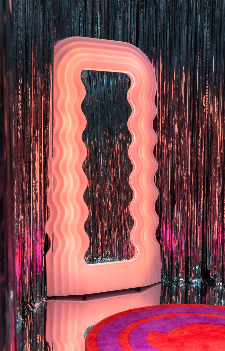 Le miroir lumineux Ultrafragola de Ettore Sottsass est aujourd’hui la coqueluche des réseaux sociaux.