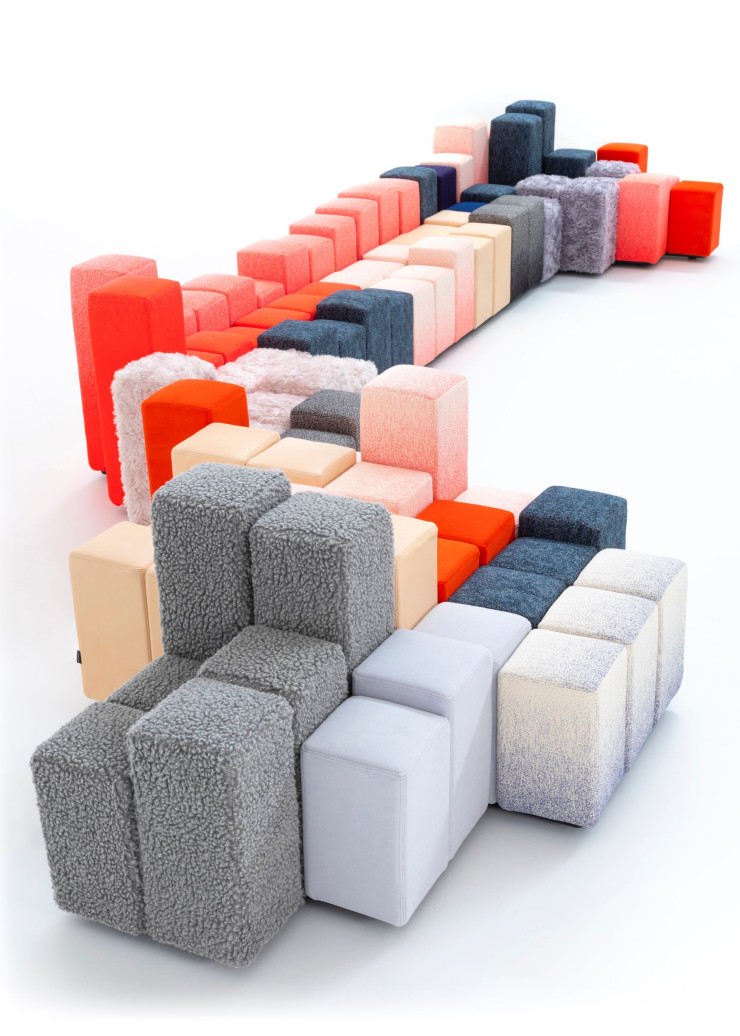 Ron Arad s’est inspiré du pixel (soit la plus petite partie d’une image) pour créer des parallélépipèdes souples avec une base carrée, de hauteurs et de couleurs différentes.