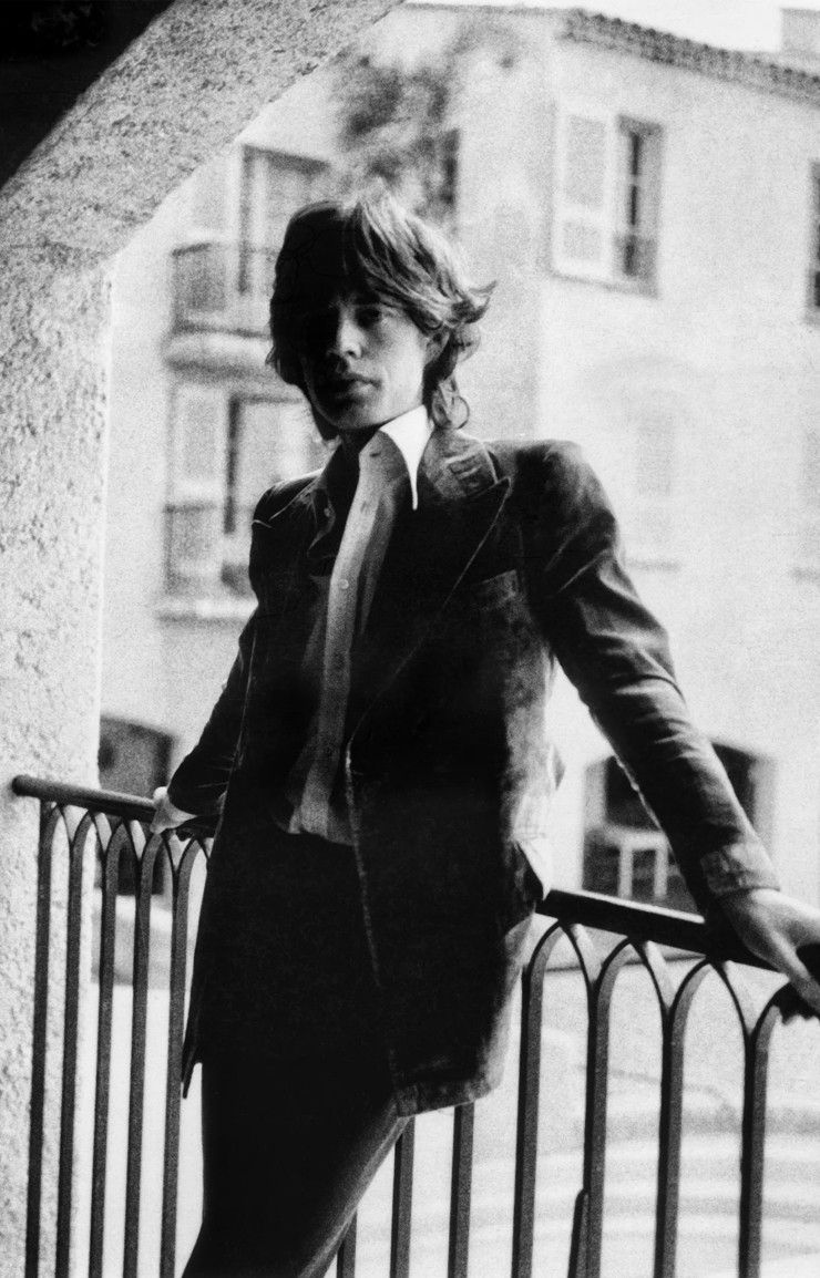 Mick Jagger en 1971 au sein de l’hôtel Byblos, à Saint-Tropez. © Claude Dronsart / Le Byblos