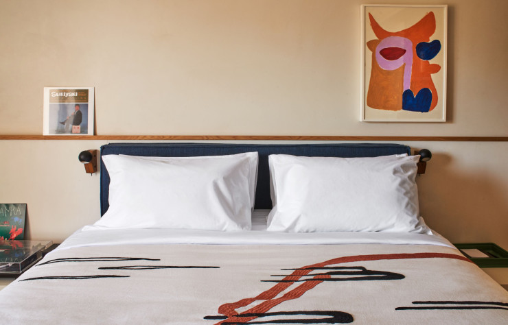 À Athènes, dans chaque chambre de l’Ace Hotel, le studio Ciguë – en collaboration avec Matthieu Prat – a installé des objets dessinés sur mesure et des œuvres d’artistes contemporains locaux.