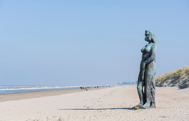 À Koksijde, du haut de ses 5 mètres, la statue The Herring, de Johan Creten, portant un poisson, joue sur le double sens de « mère » et « mer ».