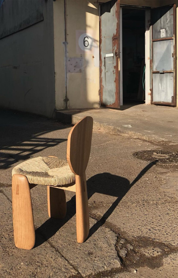 La chaise « Chapel » de Daniel Hayden à l’assise en jonc tissé inspirée des créations de Charlotte Perriand.