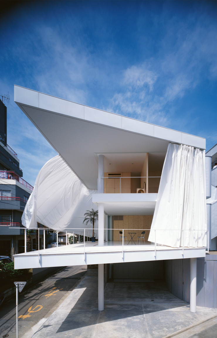 La Curtain Wall House, située dans le quartier d’Itabashi, à Tokyo, au Japan, a été construite en 1995. © Hiroyuki Hirai