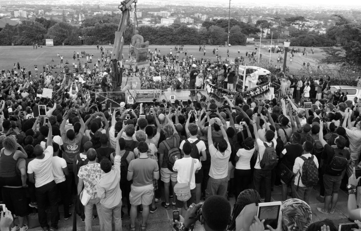 The Dethroning of Cecil John Rhodes, after the Throwing of Human Feces on the Statue and the Agreement of the Uuniversity to the Demands of Students for its Removal, the University of Cape Town, 9 April 2015 (« Le Détrônement de Cecil John Rhodes, après le jet d’excréments humains sur la statue et l’acceptation par l’université des demandes des étudiants de la retirer ») (2015).