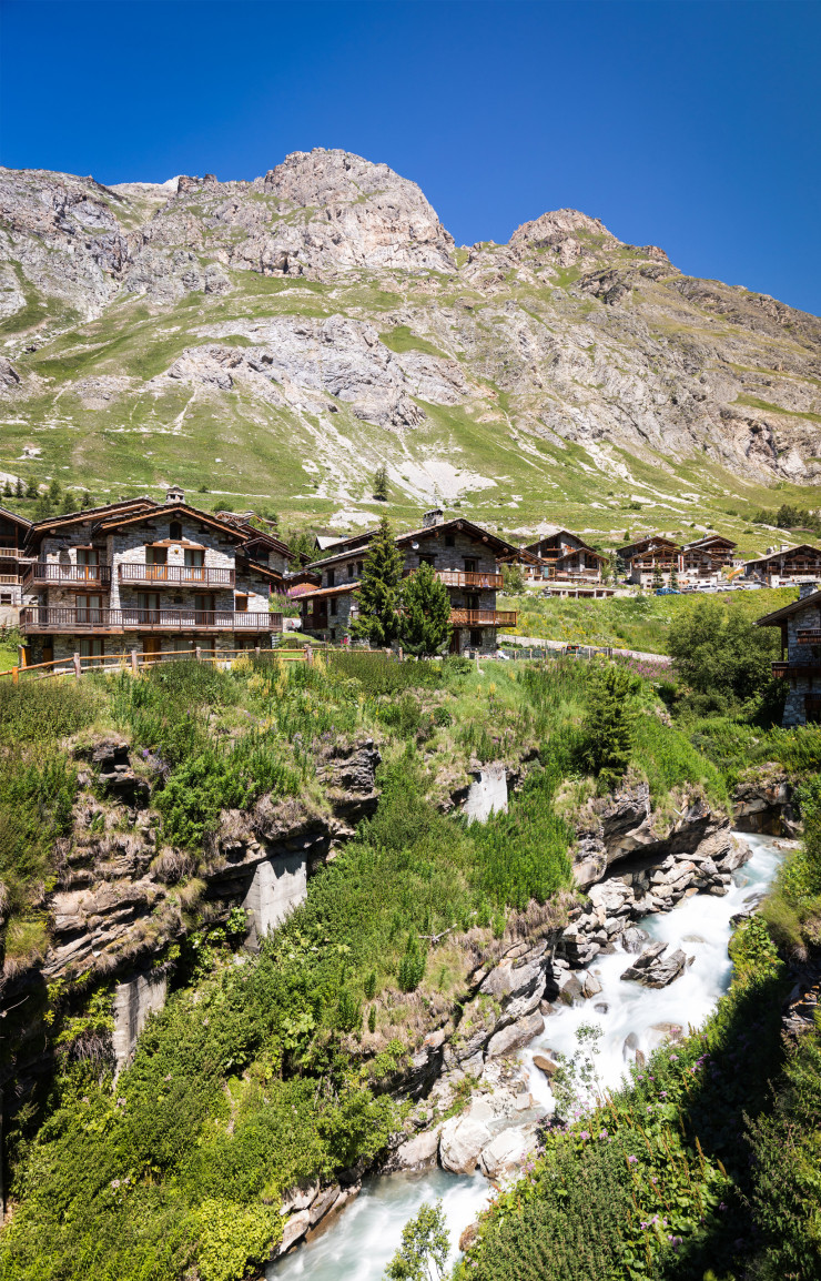 Val d’Isère en été, village de montagne au gazon vert fluo.