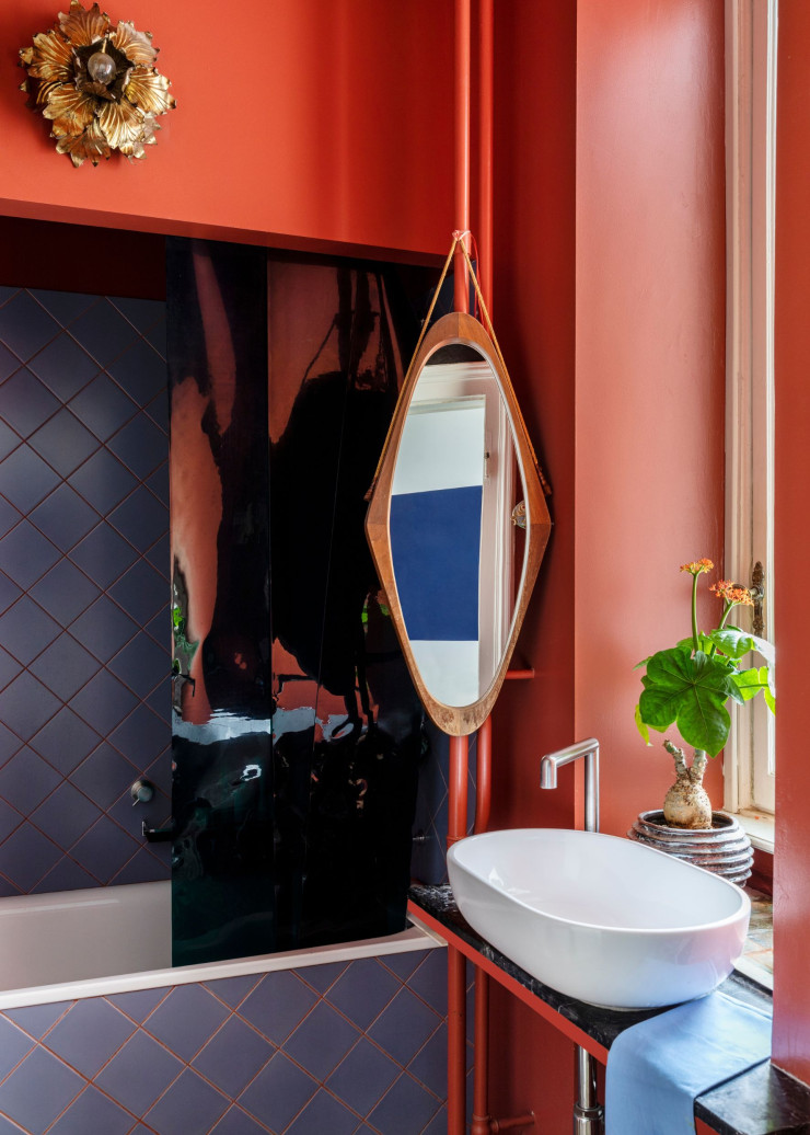 La salle de bains arbore elle aussi une palette colorée. Vasque Ceramica Flaminia. Robinet Car, collection « Cartesio » (Cea). Céramique de Faenza, en Émilie-Romagne.