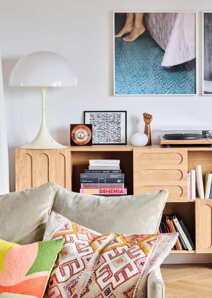 e Sur l’enfilade Cannelo (La Redoute), derrière le canapé, une collection d’objets chinés, une lampe Panthella, design Verner Panton (1971, Louis Poulsen) et des photographies signées Barbara Probst ou Stéphane Couturier.