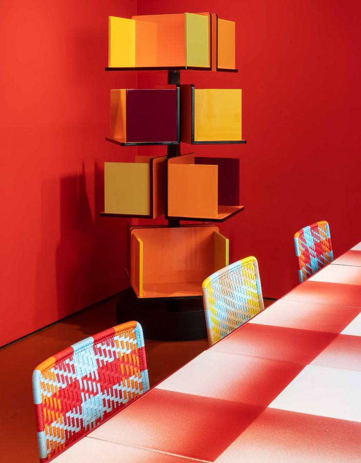 À découvrir dans la Project Room parisienne de la designeuse : étagère rotative Bruno, chaises Afro, table Midi-trente, toutes mises en valeur par les murs rouges In Love de la collection « Flowers » (Mériguet-Carrère).