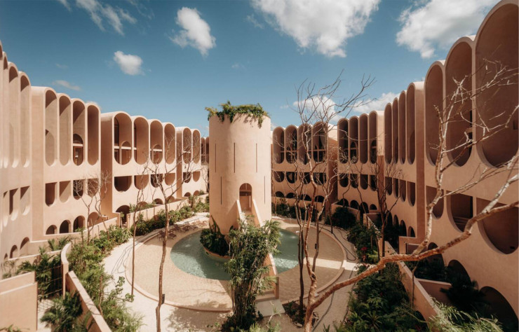 Au centre du complexe Babel, une tour où se déroulent cours de yoga et séances de méditation.