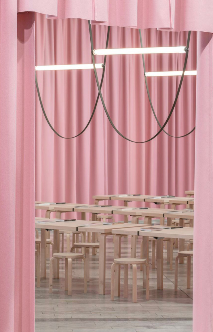 La Reading Room de Formafantasma pendant la Stockholm Furniture Fair 2024.