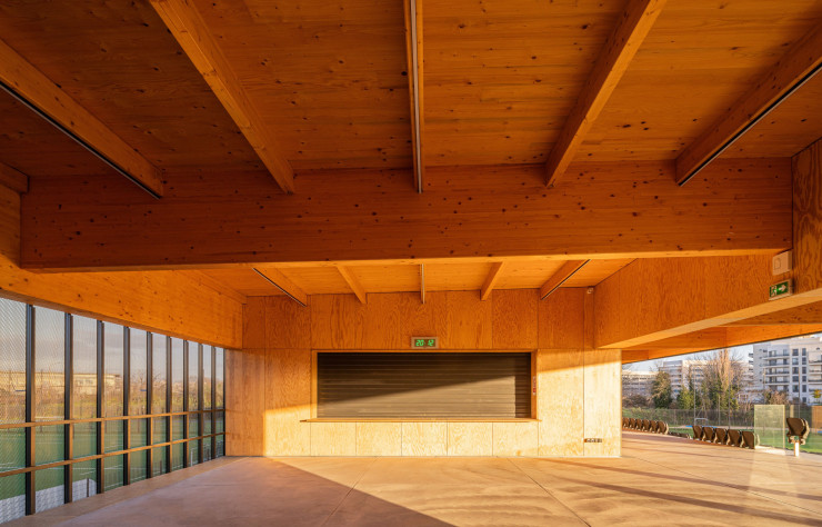 Le bâtiment-tribune conçu par OLGGA oscille pour sa part entre architecture et paysage sur une longueur totale de 250 mètres.