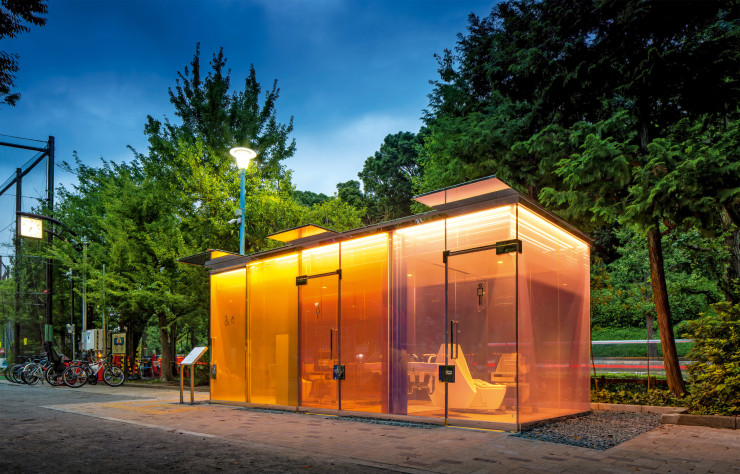 Les toilettes transparentes de Tokyo, au Japan, 2020. © Hiroyuki Hirai