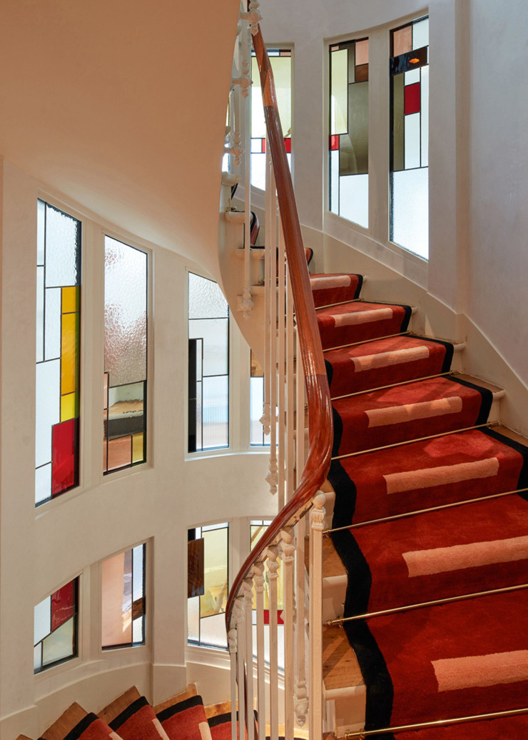 Dans le cadre de la transformation de cet immeuble d’habitation en hôtel, l’architecte d’intérieur Bruno Borrione a fait réaliser des vitraux inspirés des œuvres de Josef Albers.