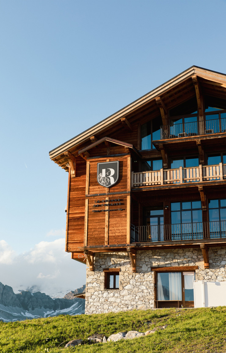 Le Refuge de Solaise en été, plus haut hôtel de France, peut se vanter d’avoir la plus belle vue sur Val d’Isère.