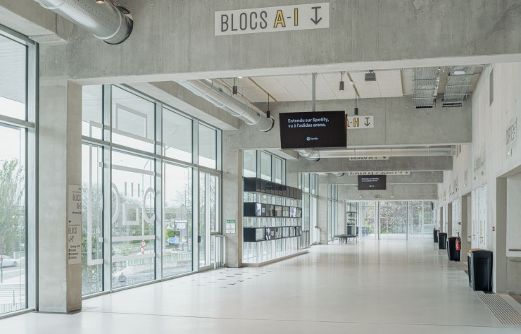 Formant de grands déambulatoires, les espaces de distribution pour accéder à la salle sont largement vitrés sur l’extérieur.