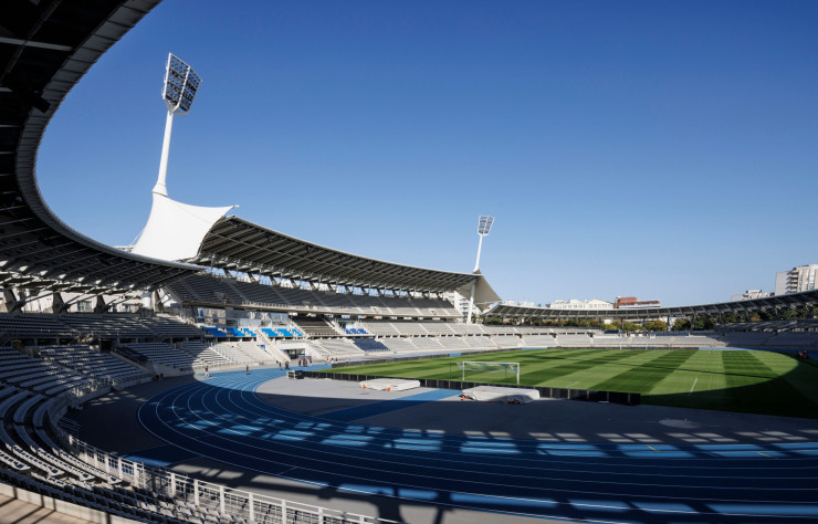 Stade Charléty, vue générale du terrain et de la tribune d’honneur , 1989-1994, Henri et Bruno Gaudin, architectes.