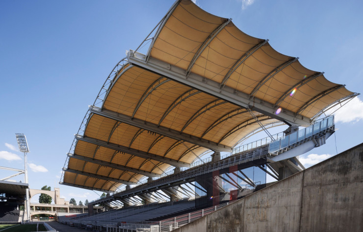 Rénovation du stade de Gerland, Lyon (Rhône), 1996-1998, Albert Constantin, architecte ; René Provost, architecte consultant. Vue d’une tribune couverte.