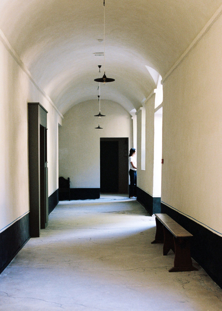 Les couloirs des bâ – timents historiques ont été conservés à l’original. Leur taille, particulièrement généreuse, assure une bonne ventilation et donc une climatisation naturelle. Pour éviter toute saignée superflue dans les murs, chaque porte est habillée d’un encorbellement en bois permettant de loger les câblages.