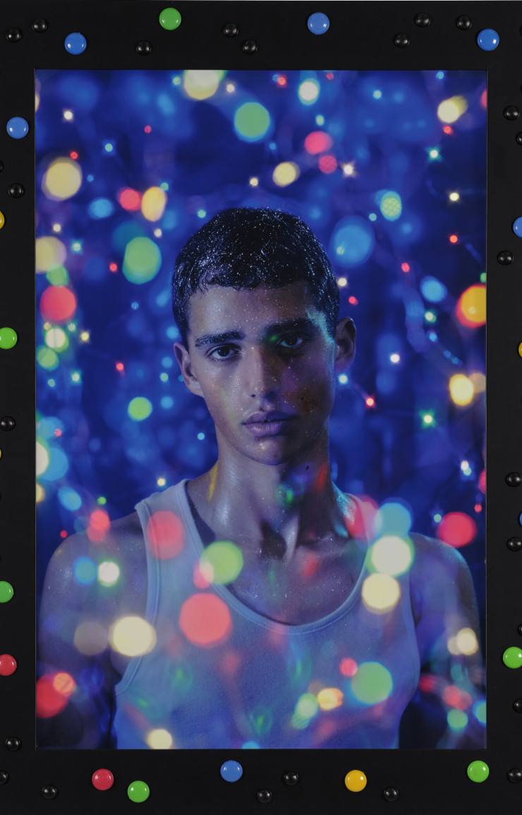 “Night Club (Yannis Zegrani)”, 2023, de Pierre & Gilles. Photographie imprimée par jet d’encre sur toile et peinte. © Courtesy des artistes et Templon, Paris – Brussels – New York