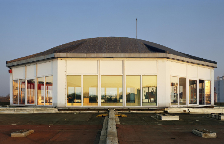 L’espace d’exposition de Poush : 200 mètres carrés éclairés par de larges baies vitrées. © Axel Dahl 