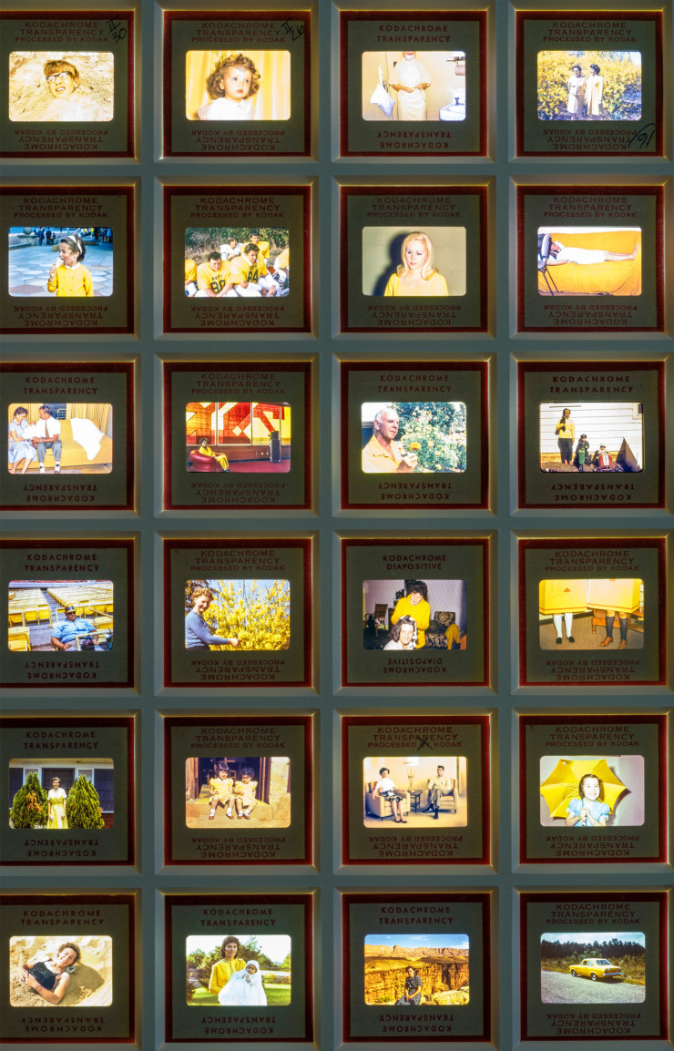 « Vitrail Jaune », 2022, Lee Shulman & The Anonymous Project (détail). Composition de 100 diapositives duplicatas analogiques sur film Ecktachrome ou Fuji caches originaux red borders, circa 50’s passe-partout, caisson lumineux en bois peint, verre antireflet édition de 3 (+2EA) – 73 x 73 x 9 cm.