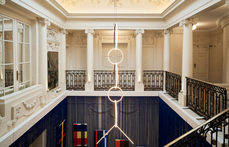 Vue du premier étage de la Casa Italia de Paris 2024. Luminaire : Arrangements de Michael Anastassiades pour Flos. © Pietro Savorelli pour CONI