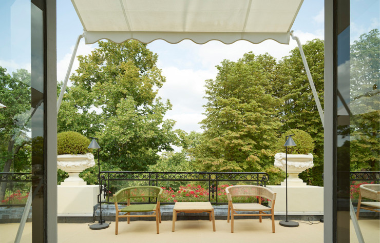 Sur la terrasse de la Casa Italia Paris 2024. Mobilier : assises et tables basses Kilt de Marcello Ziliani pour Ethimo, lampes Capitain Flint de Michael Anastassiades pour Flos. © Pietro Savorelli pour CONI